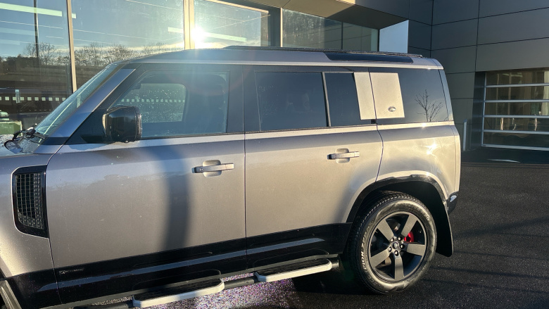 Land Rover Defender 3.0 D300 X-Dynamic HSE 110 5dr Auto Diesel Estate